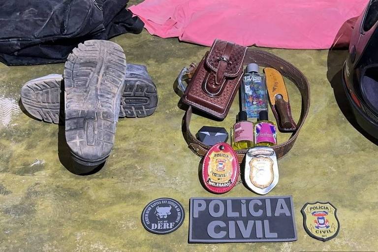 Objetos organizados no chão: par de tênis, capacete e brasões da polícia civil