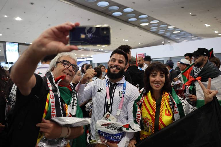 Delegação palestina é recebida por ativistas na chegada às Olimpíadas de Paris