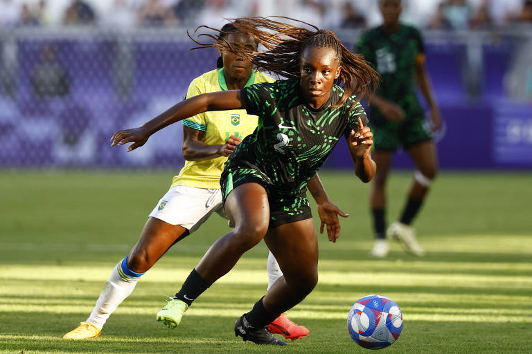 A jogadora nigeriana Michelle Alozie em ação