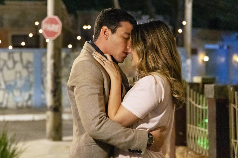 Murilo (Henrique Barreira) se declara, Electra (Juliana Paiva) corresponde e os dois se beijam pela primeira vez