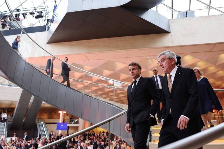 Emmanuel Macron (esq.) e Thomas Bach durante evento no Museu do Louvre
