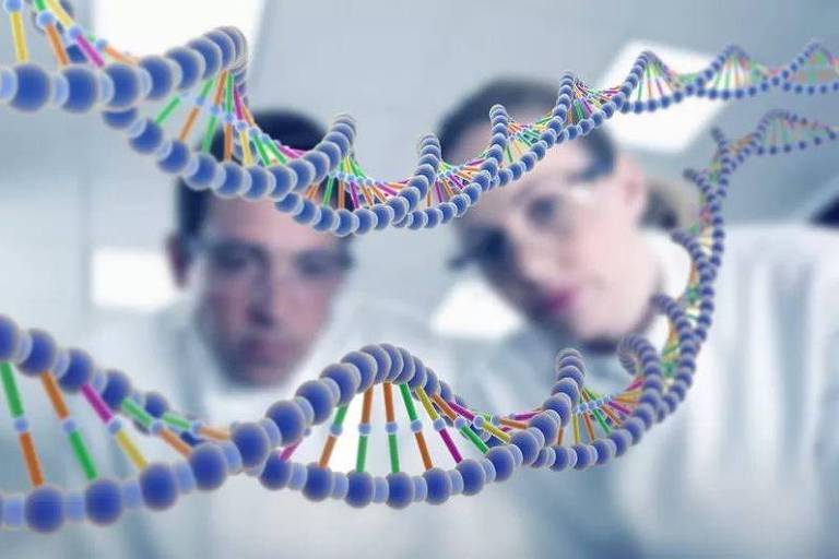 Um cientista homem e outra mulher olham para a estrutura de um DNA