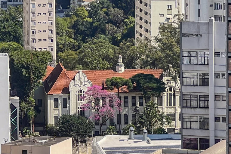 Vista que é possível observar da cobertura do Hotel Jaraguá, no centro histórico de São Paulo, destaque para escola histórica na praça Roosevelt