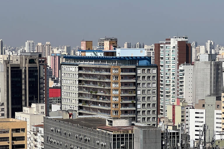O Edifício Planalto e o Palácio Anchieta (sede da câmara municipal) vistos a partir da cobertura do Hotel Jaraguá