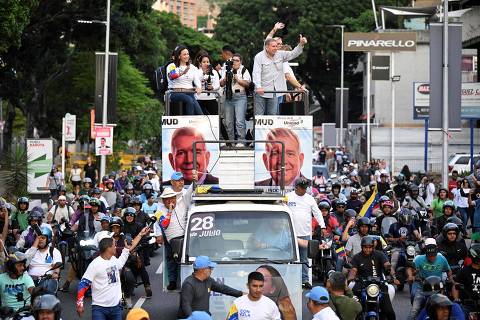 Caracas é tomada por caravanas de Maduro e González em último dia de campanha eleitoral