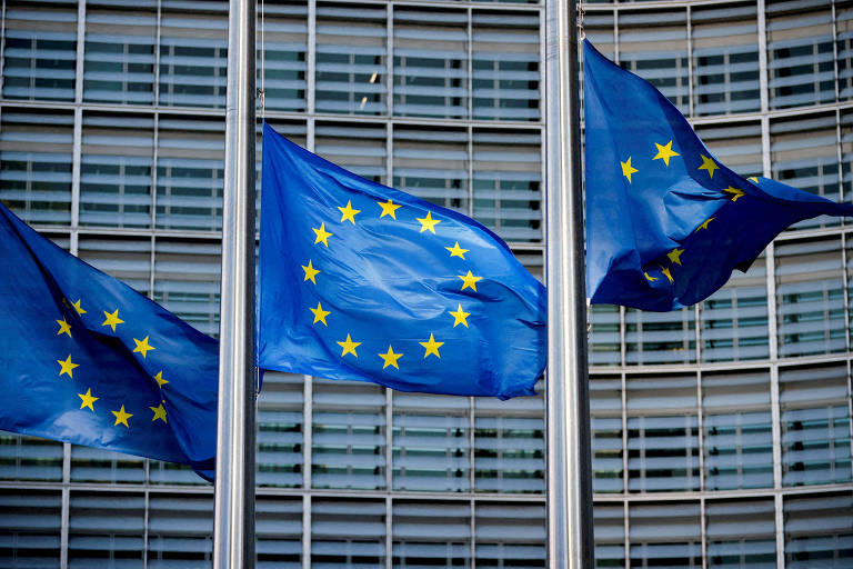 Bandeiras da União Europeia na sede da Comissão Europeia, em Bruxelas
