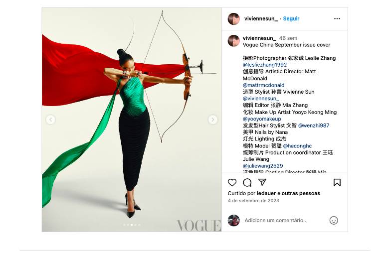 Captura de tela de post no Instagram. Foto mostra modelo de perfil direito vestida de verde e preto, com um arco e flecha nas mãos. O fundo é branco e, do arco, sai um tecido esvoaçante vermelho.
