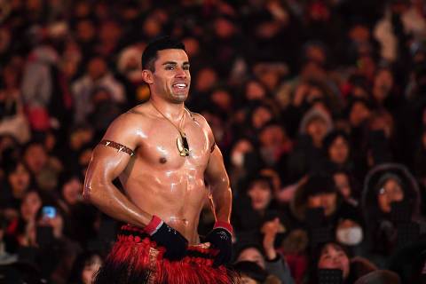 (FILES) This file photo taken on February 25, 2018 shows Tonga's Pita Taufatofua attending the closing ceremony of the Pyeongchang 2018 Winter Olympic Games at Pyeongchang Stadium. - Tongan Olympic flagbearer Pita Taufatofua on January 18, 2022 is praying for news of his father, who he has not heard from since a devastating tsunami hit the island kingdom on January 15 following the eruption of nearby Hunga Tonga-Hunga HaApai volcano. (Photo by Jonathan NACKSTRAND / AFP) / TO GO WITH AFP INTERVIEW by Maddison Connaughton