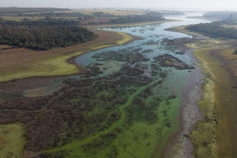 Imagem feita a partir de drone mostra baixo nível do reservatório da hidrelétrica de  Marimbondo, em SP