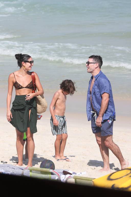 Daniel Oliveira e Sophie Charlotte vão embora da praia juntos com o filho na Barra da Tijuca, Rio