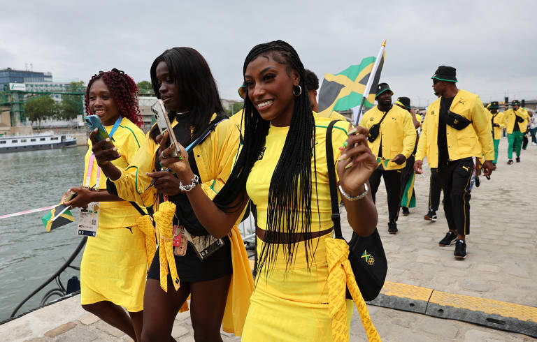 Atletas jamaicanos chegam ao local da cerimônia