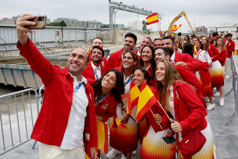 Atletas da Espanha tiram selfie ao chegar no local da cerimônia