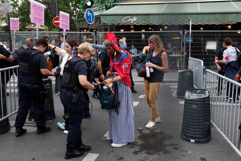Policiais fazem a revista do público que irá assistir à cerimônia