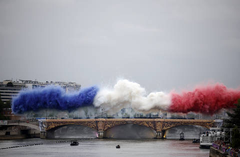Paris 2024 Olympics - Opening Ceremony - Paris, France - July 26, 2024. Smoke clouds in the tricolours of the France flag are seen at Pont d'Austerlitz during the opening ceremony. REUTERS/Albert Gea
