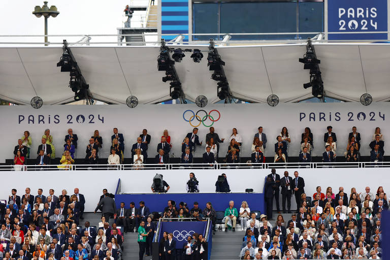 Dirigentes dos países participantes acompanham com o presidente da França, Emmanuel Macron, a cerimônia de abertura