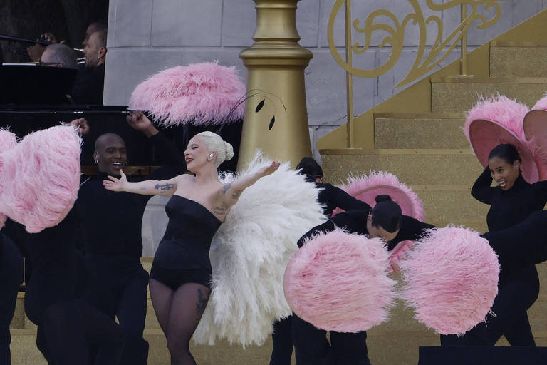 Dançarino em apresentação de Lady Gaga se desequilibra e cai em abertura das Olimpíadas