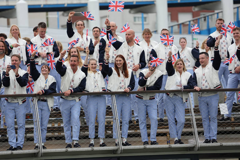 Atletas da Grã-Bretanha acenam durante a passagem pelo público no Rio Sena