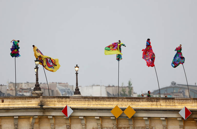 Artistas fazem performance em ponte sobre o Rio Sena