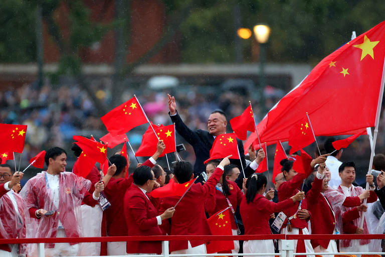 A delegação chinesa passa ao longo do Rio Sena durante a cerimônia