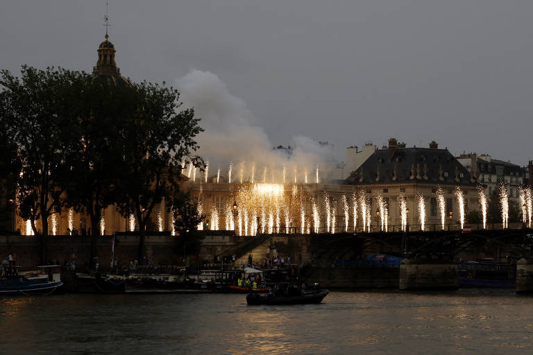 Fogos de artifício na Ponte au Change durante a cerimônia