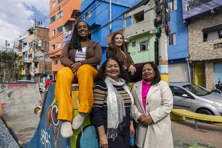 Retrato de Suéli Feio (cachecol), Maria Nilze (camisa pink), Juliana da Costa Gomes (casaco marrom e preto) e Rejane Santos (trança).