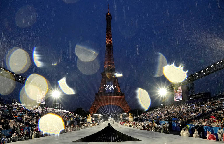 Vista geral da Torre Eiffel durante a cerimônia de abertura