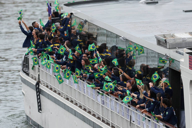 Delegação do Brasil desfila na cerimônia de abertura das Olimpíadas
