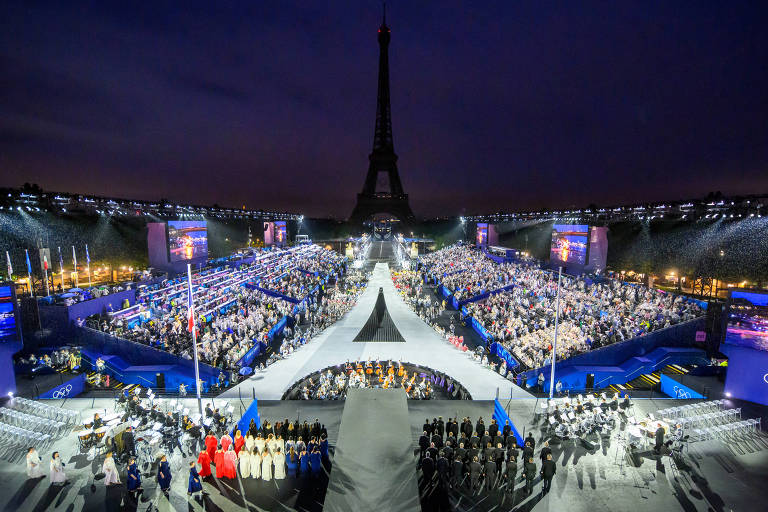 França vê seu reflexo num espelho borrado na abertura das Olimpíadas