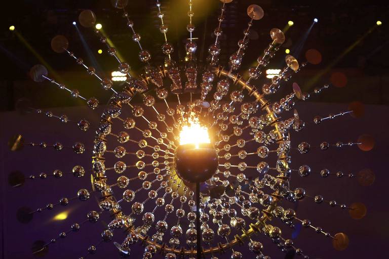 Com formato do sol, a pira olímpica de Rio-2016 tinha hastes de aço que se moviam de forma circular conforme o vento