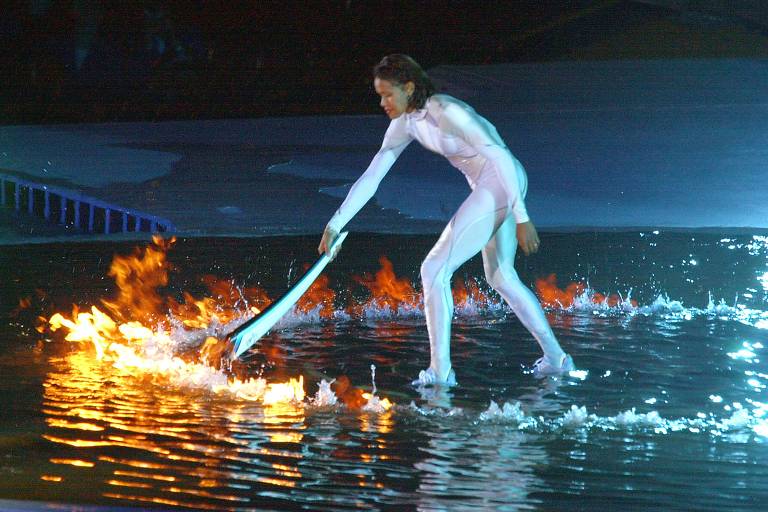 Cathy Freeman, atleta australiana, acendendo a pira de Sydney-2000, inaugurando um novo milênio para as Olimpíadas