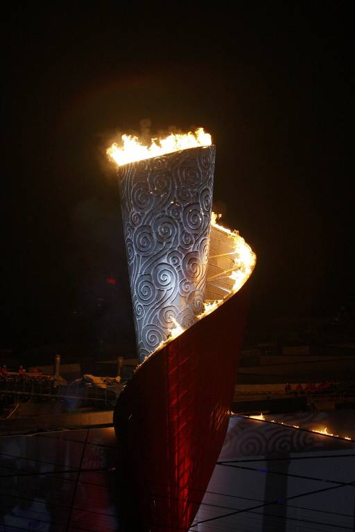 Pira olímpica de Pequim-2008, acesa por Ning Li, atleta da ginástica artística