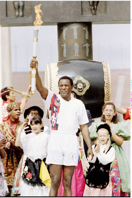 Medalhista olímpico Rafer Johnson, do atletismo, com a tocha na abertura das Olimpíadas de Los Angeles, em 1984