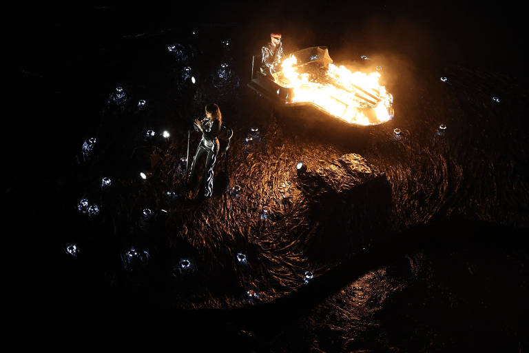 A cantora Juliette Armanet e o pianista Sofian Pamart fazem performance da música "Imagine", de John Lennon e Yoko Ono