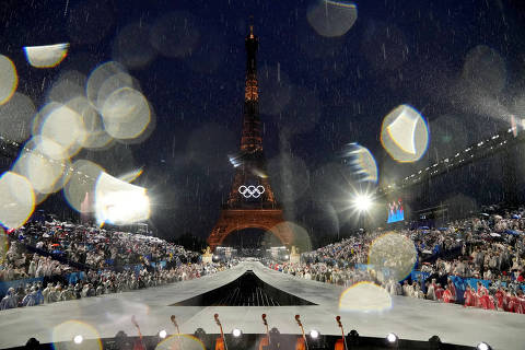 Paris 2024 Olympics - Opening Ceremony - Paris, France - July 26, 2024. General view of the Eiffel Tower during the opening ceremony of the Paris 2024 Olympics. REUTERS/Pawel Kopczynski     TPX IMAGES OF THE DAY