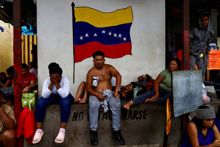 Imigrantes da Venezuela aguardam em Cidade Hidalgo para serem liberados por agentes migratórios do México após chegarem ao país cruzando a fronteira com a Guatemala