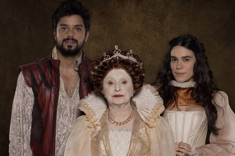O atores Rodrigo Simas (William Shakespeare), Ana Lúcia Torre (rainha Elizabeth 1ª) e Carla Salle (lady Viola) caracterizados para a peça 