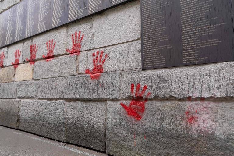 Polícia prende três acusados de vandalizar memorial do Holocausto em Paris