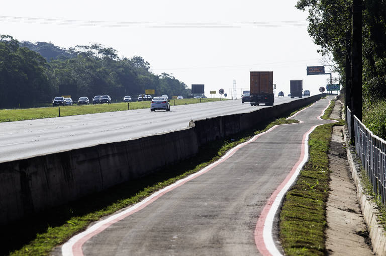 Imagem mostra a rodovia dos Imigrantes; ao lado， existe uma ciclofaixa