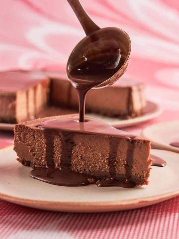 Cheesecake de chocolate 70%, com calda e base de chocolate da confeiteira Marilia Zylbersztajn