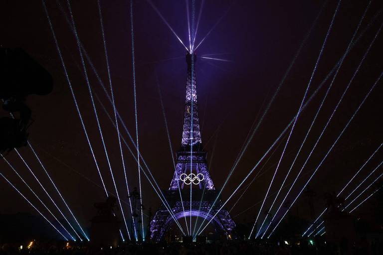 Show de luzes na Torre Eiffel durante a cerimônia de abertura dos Jogos
