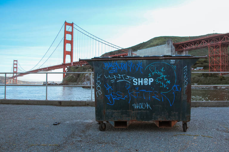 Container de resíduos diante da Golden Gate Bridge, em São Francisco, nos EUA