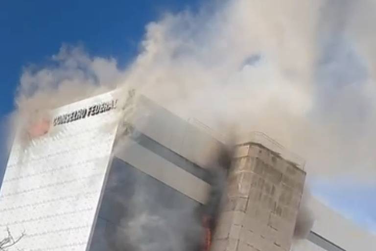 Edífico-sede do Conselho Federal da OAB é atingido por incêndio, com muita fumaça nos andares superiores