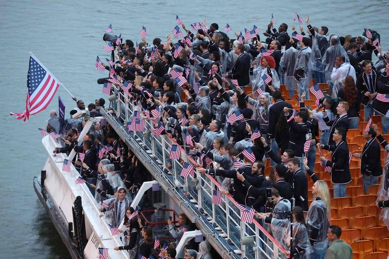 Delegação americana em barco na cerimônia de abertura dos Jogos de Paris

