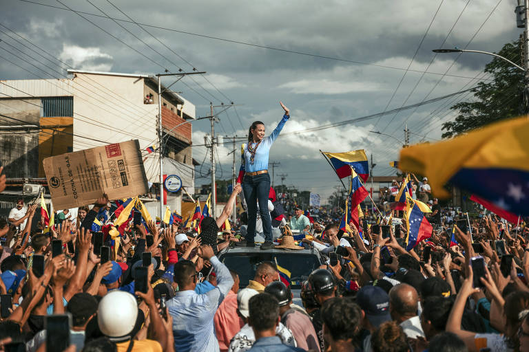 A líder opositora María Corina Machado rodeada de apoiadores durante ato em Guanare, na Venezuela