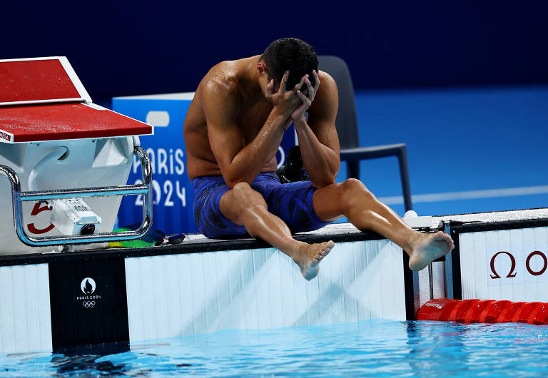 Nadador brasileiro Guilherme Costa chora ao lado da piscina nos Jogos de Paris