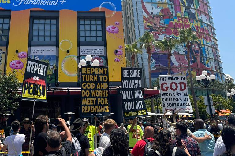 Apoiadores de Donald Trump em frente à San Diego Comic Con, na Califórnia, neste sábado (27)