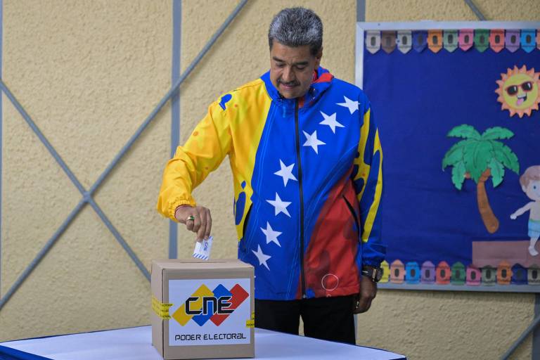 O ditador Nicolás Maduro vota em Caracas, na Venezuela