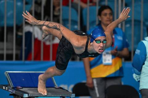 Discussão que terminou com expulsão de nadadora brasileira teve gritos e dedo na cara