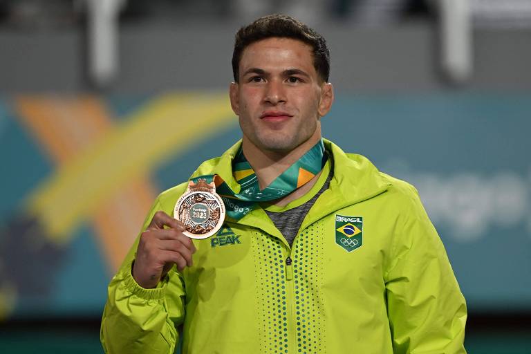 Judoca brasileiro Willian Lima celebra medalha de bronze nos jogos Pan-Americanos de Santiago em 2023