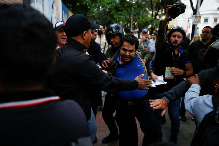 Voluntários do partido pró-regime impedem que eleitor da oposição entre em centro eleitoral de Caracas; no geral, porém, votação ocorria com clima de tranquilidade até a tarde deste domingo